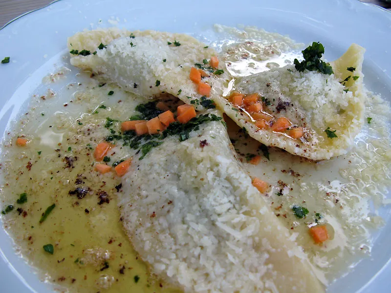 Hausgemachte Schlutzkrapfen mit brauner Butter und Parmesan