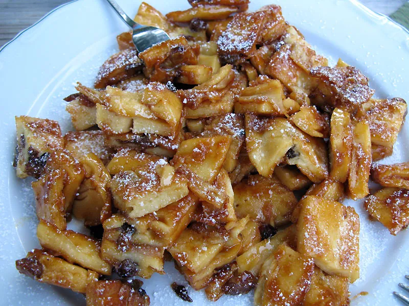 Original bayerischer Kaiserschmarrn mit Rosinen und Puderzucker