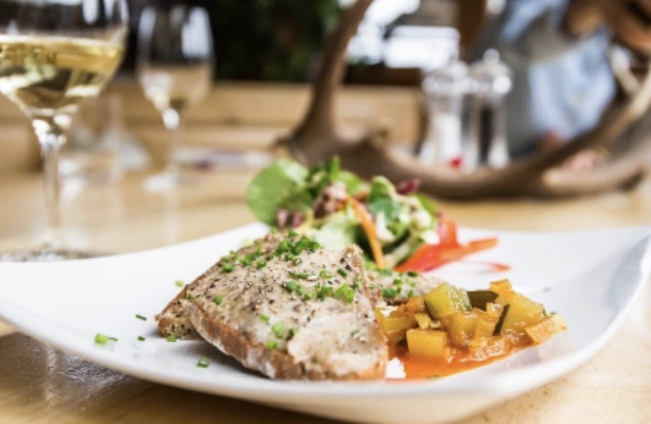 Gebratenes Fischfilet mit Gemüse und Weißwein