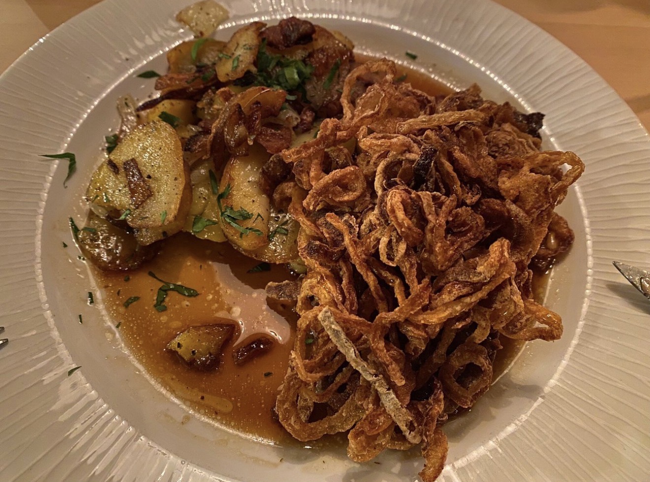 Zwiebelrostbraten mit Bratkartoffeln und Röstzwiebeln