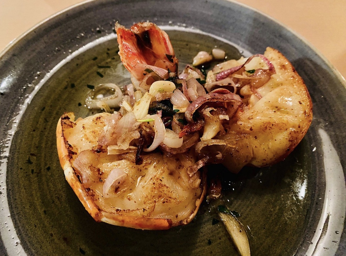 Gegrillter Hummer mit Schalotten und Knoblauch