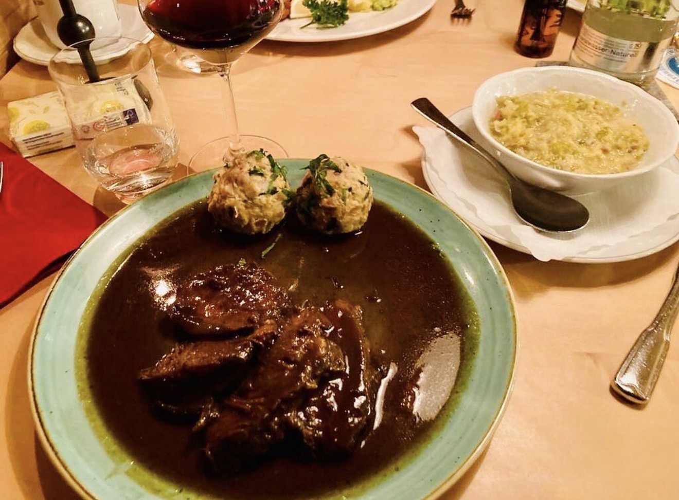 Geschmorte Wildschulter mit Semmelknödel und Wirsing