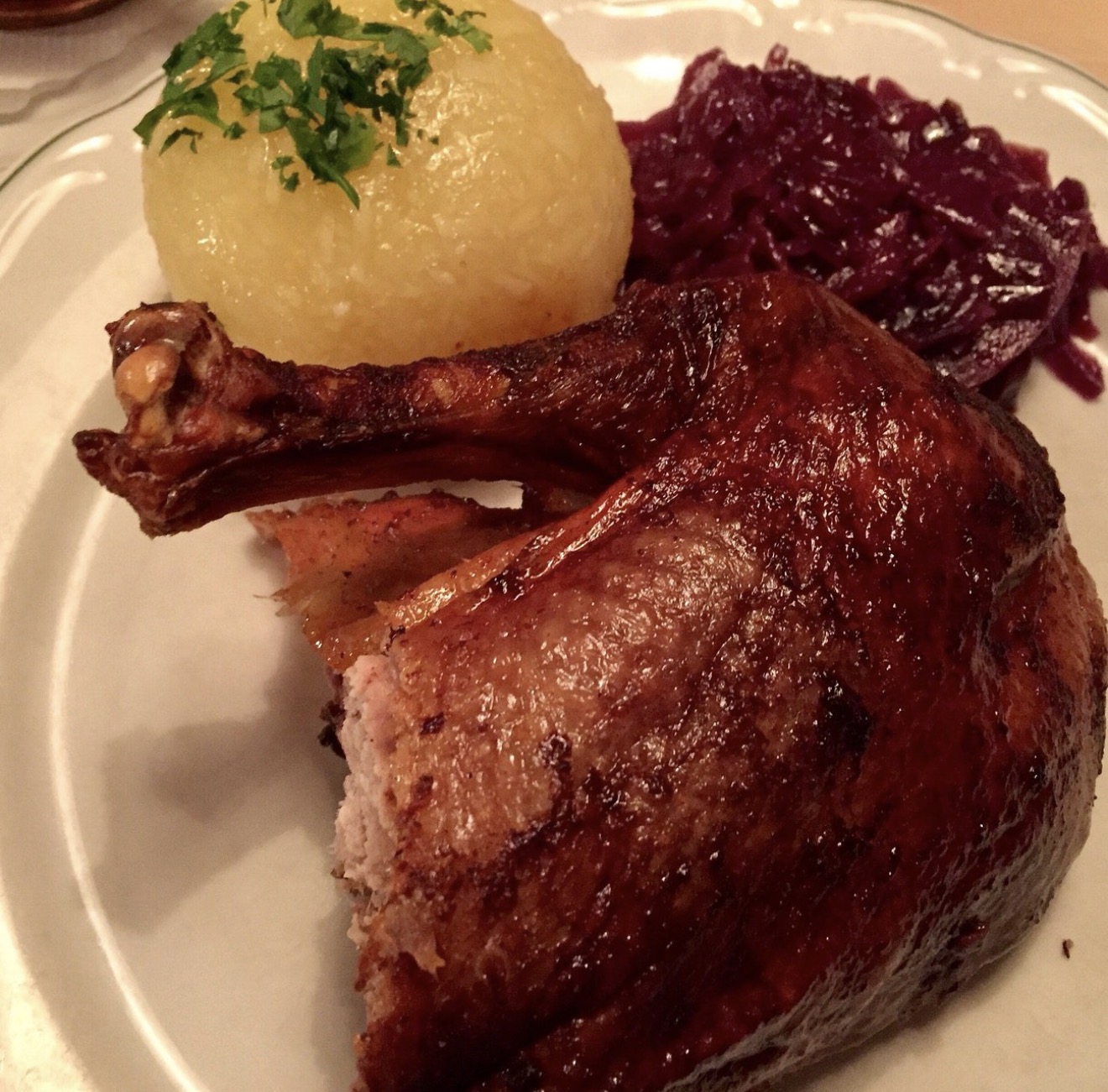 Knusprige Ente mit Knödel und Blaukraut
