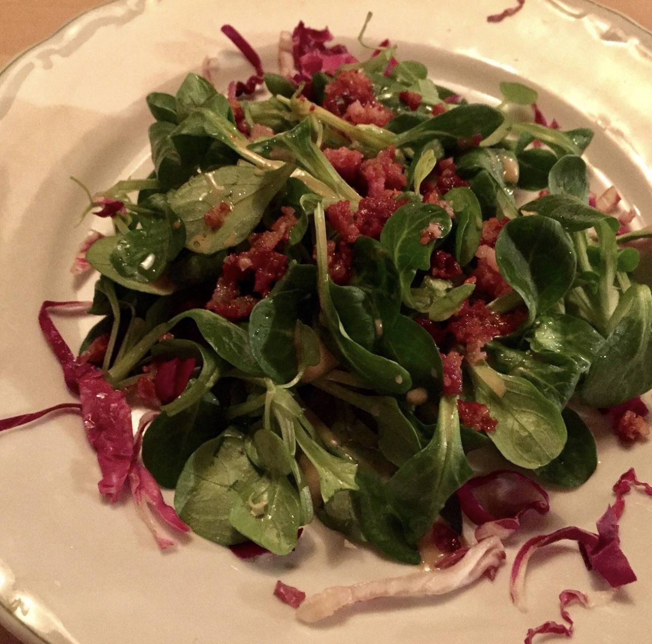 Feldsalat mit Speckwürfeln und Radicchio