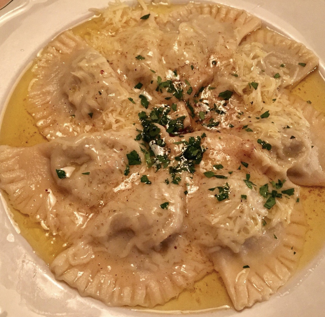 Hausgemachte Schlutzkrapfen mit Bergkäse und Petersilie