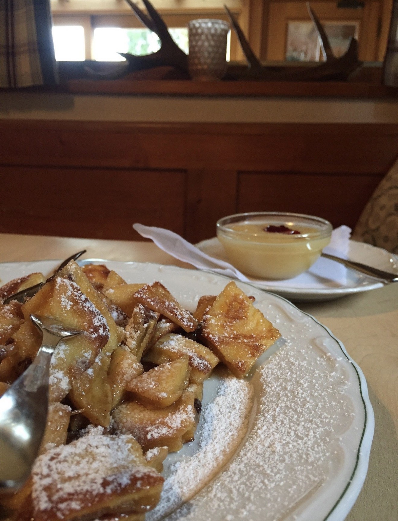 Kaiserschmarrn mit Vanillesoße in der Stube