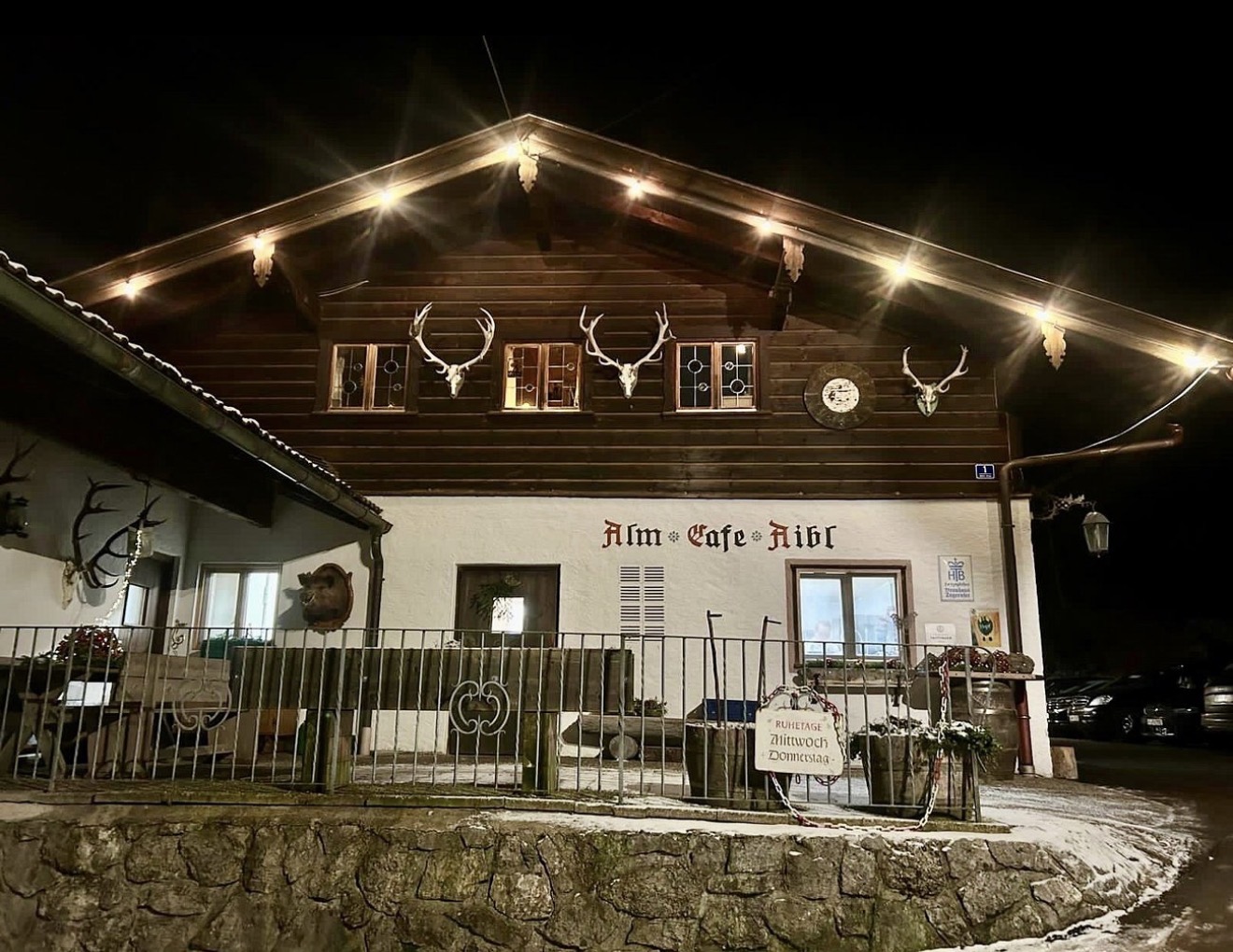 Almgasthaus Café Aibl bei Nacht mit Lichterkette