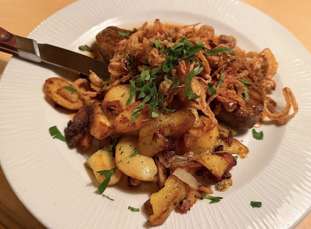 Zwiebelrostbraten mit Bratkartoffeln