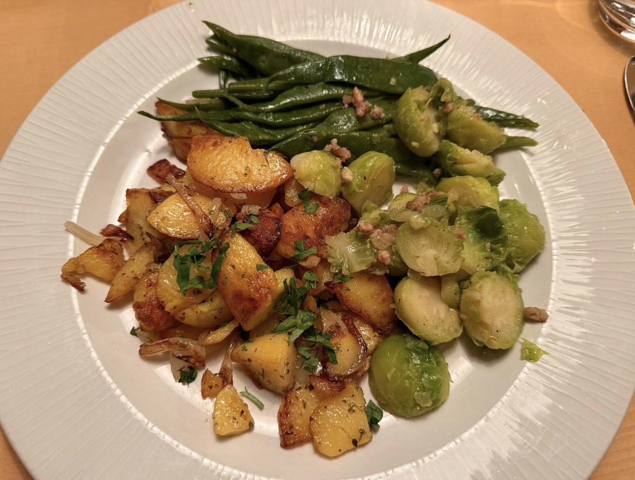 Bratkartoffeln mit Rosenkohl und grünen Bohnen