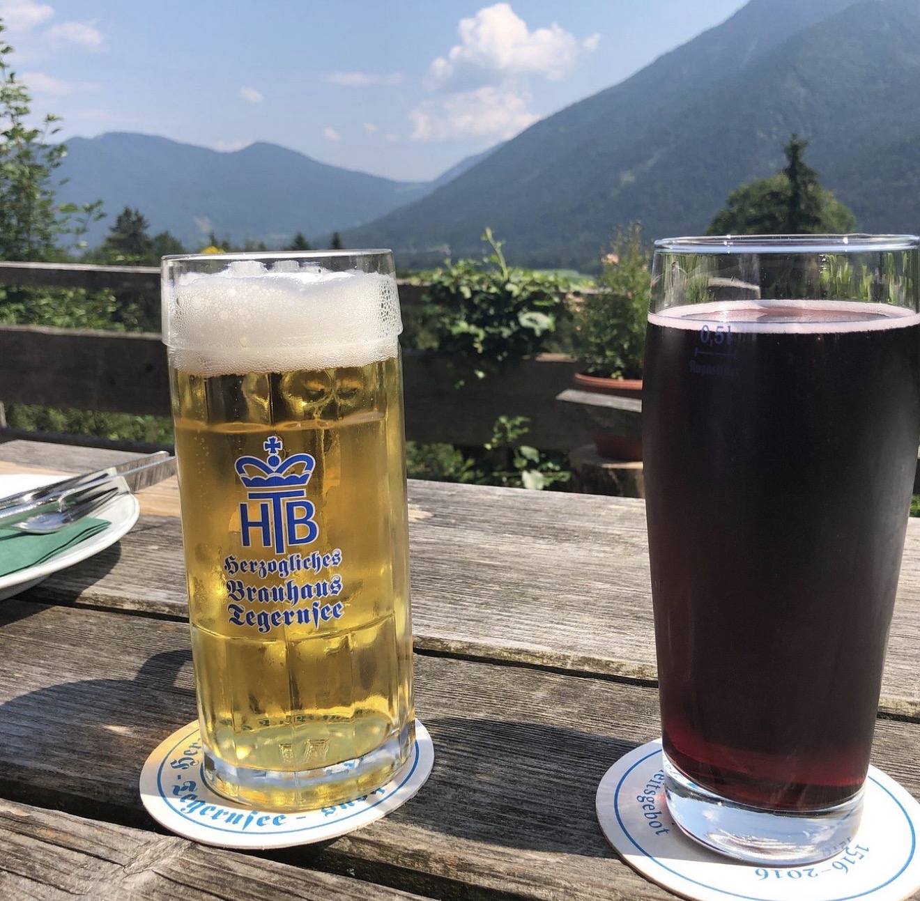 Helles und dunkles Bier mit Bergblick im Biergarten