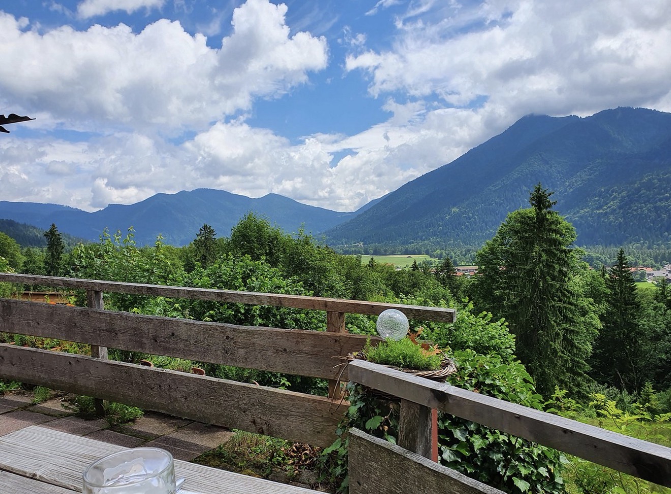 Blick von der Terrasse der Aibl-Alm ins Bergpanorama